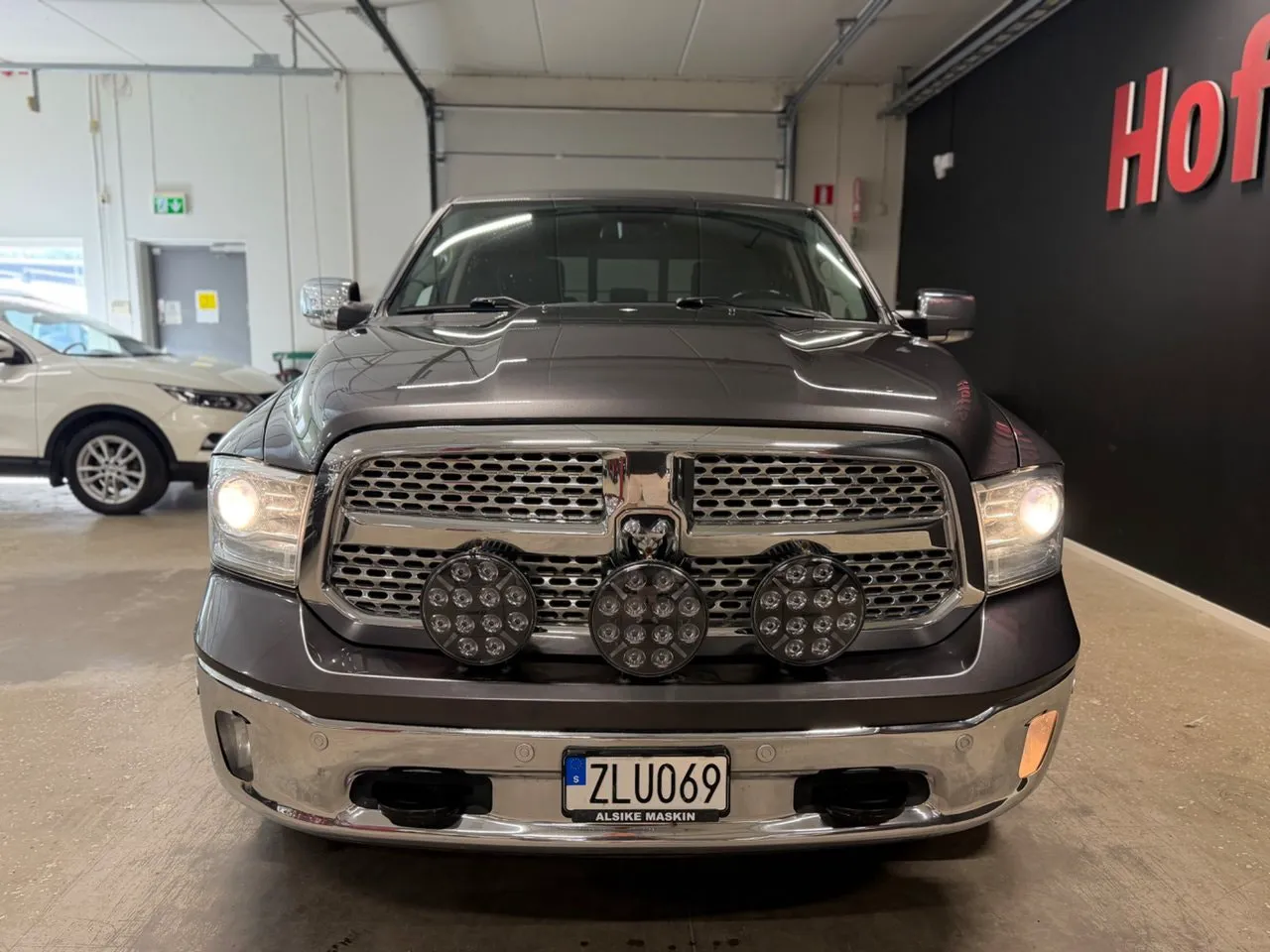 Vehicle image 6
