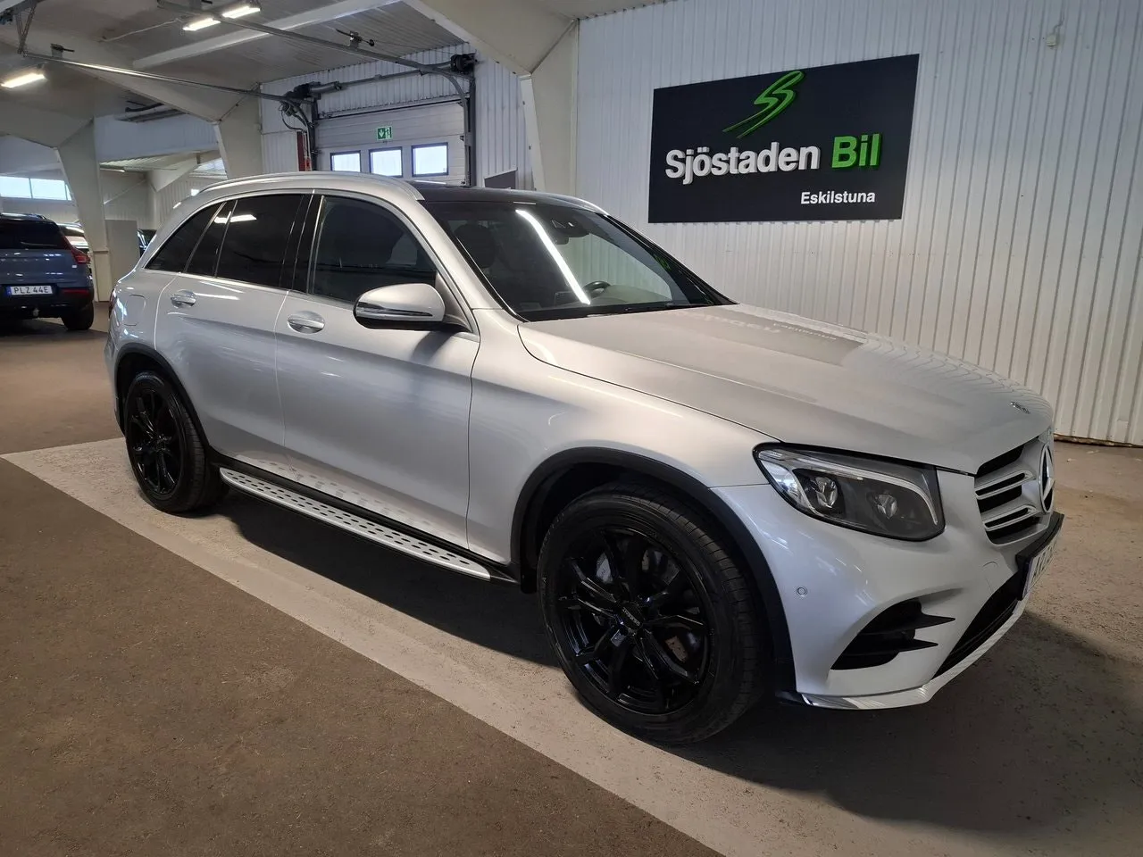 Vehicle image 6