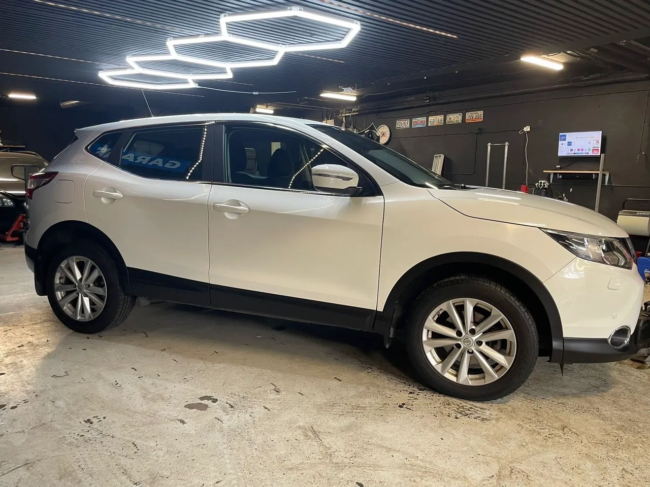 Vehicle image 6