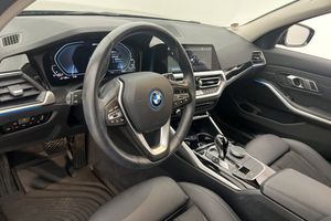 BMW 330 bild 8