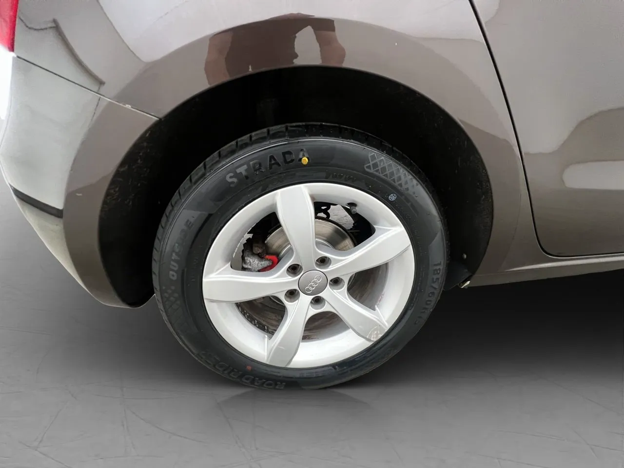 Vehicle image 25