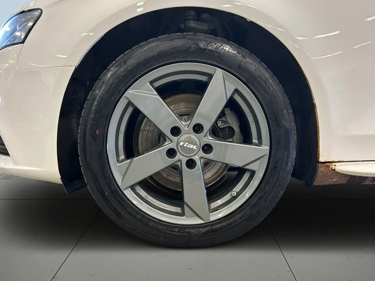 Vehicle image 13