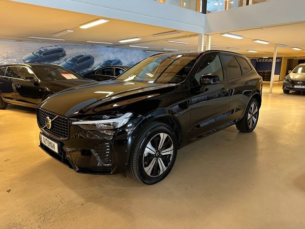 Volvo XC60 T6 Plug-In Hybrid AWD Plus Dark Panorama 360 Dragkrok - 2025