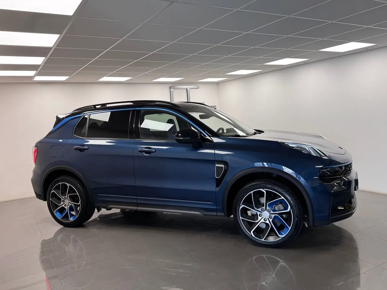Vehicle image 14