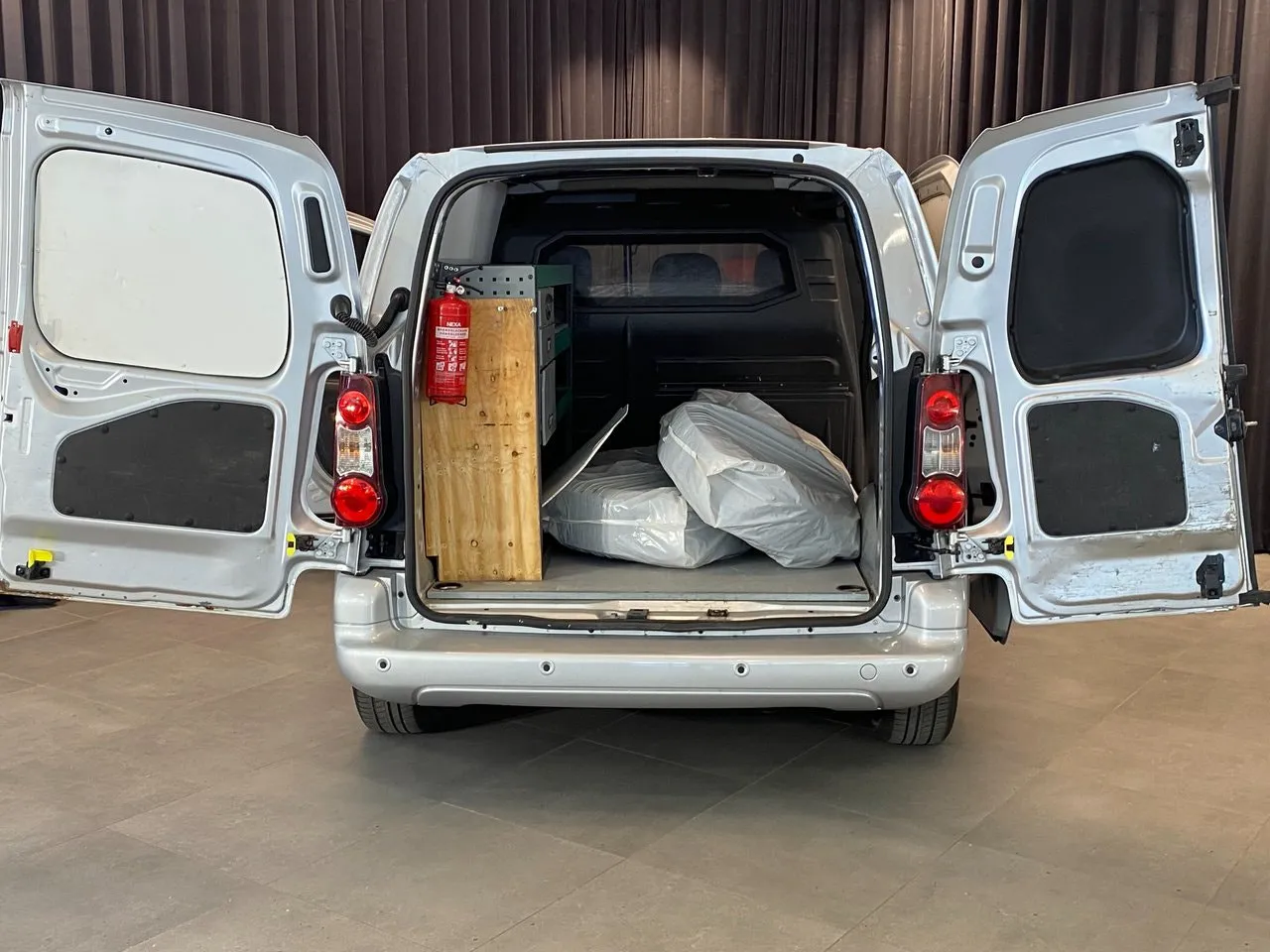 Vehicle image 10