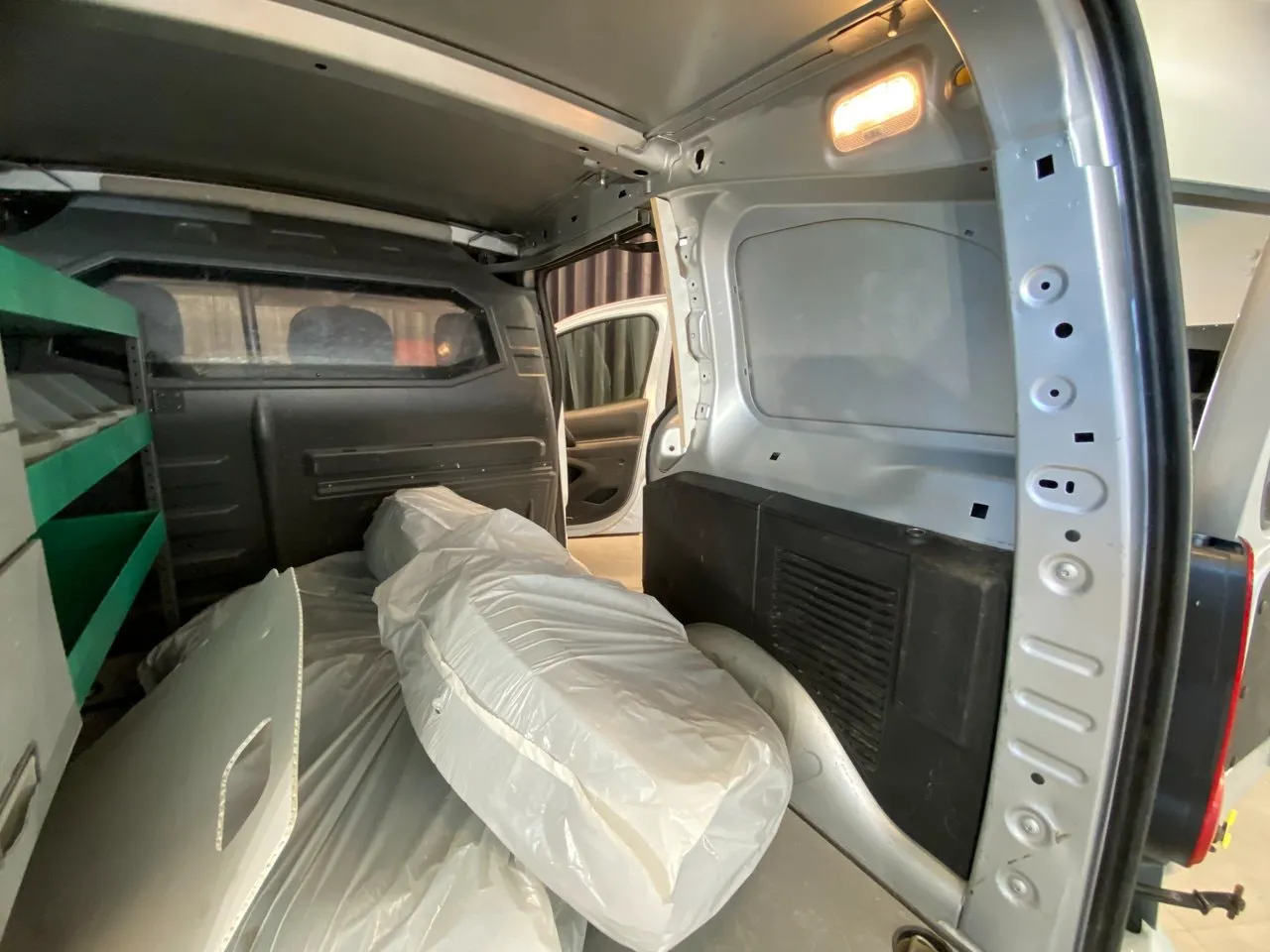Vehicle image 14