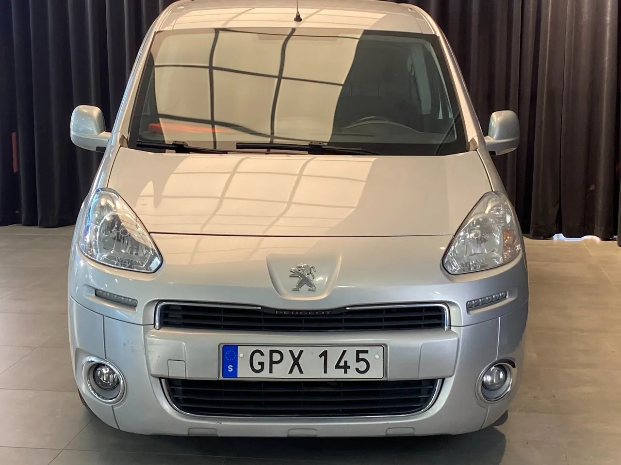 Vehicle image 3