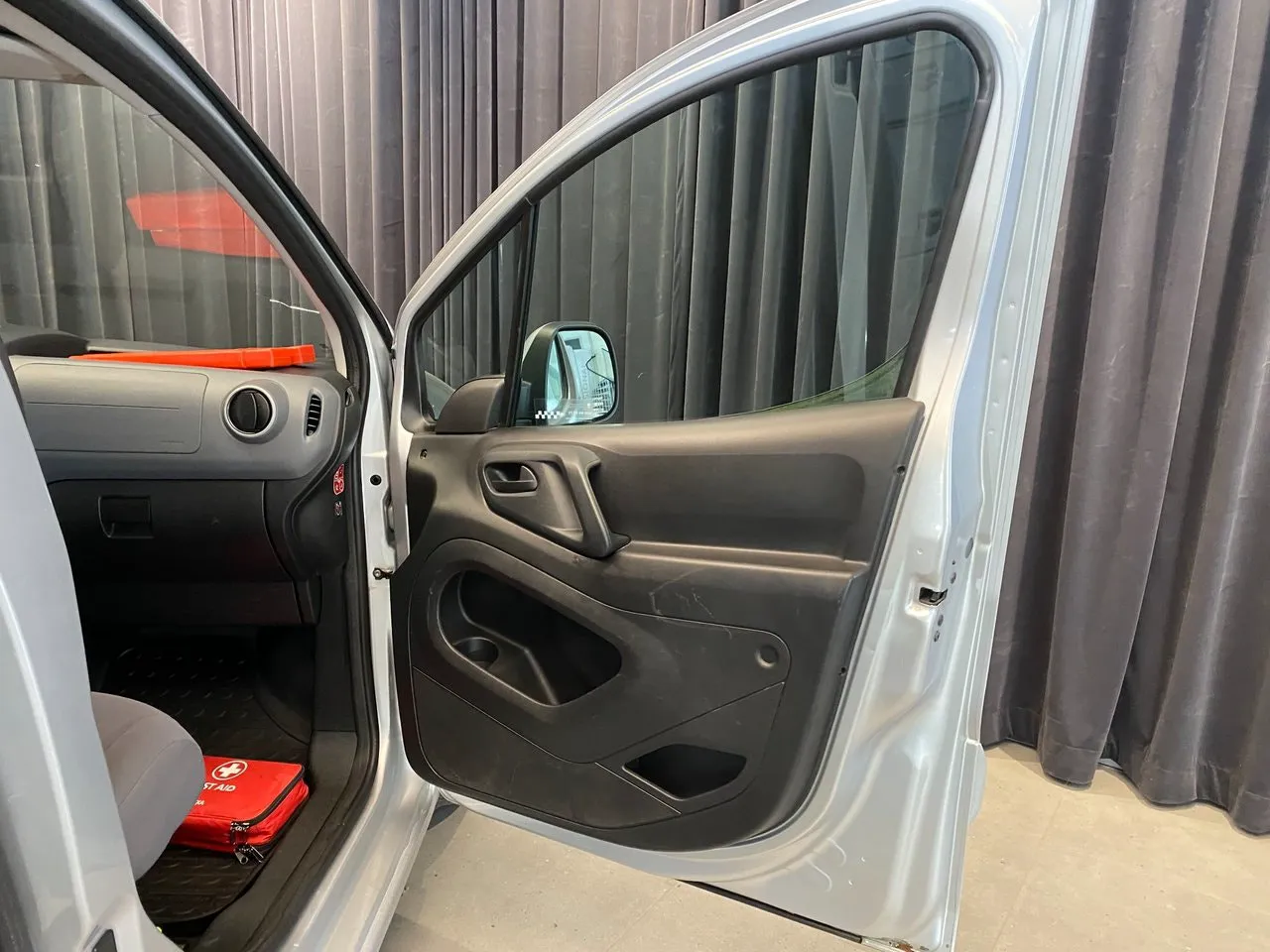 Vehicle image 19