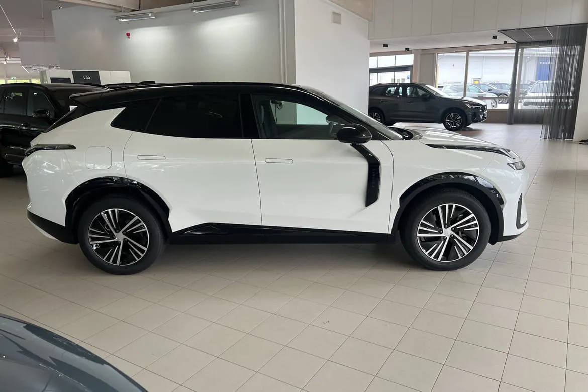 Vehicle image 15