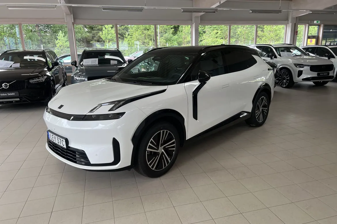 Vehicle image 12