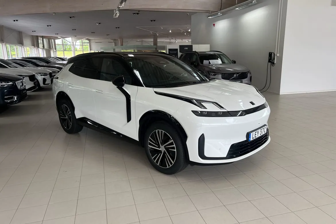 Vehicle image 14