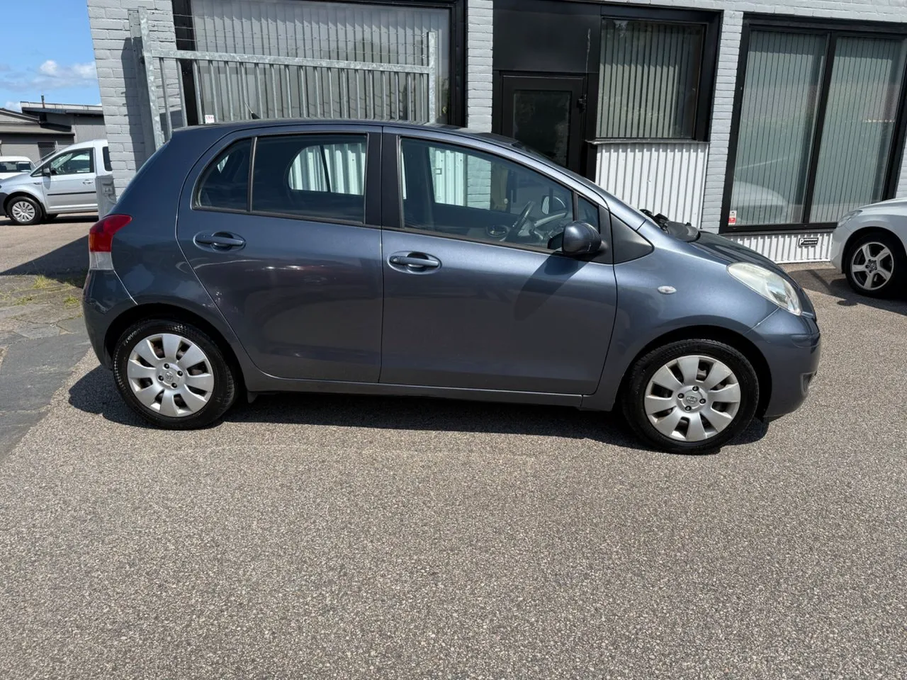 Vehicle image 5