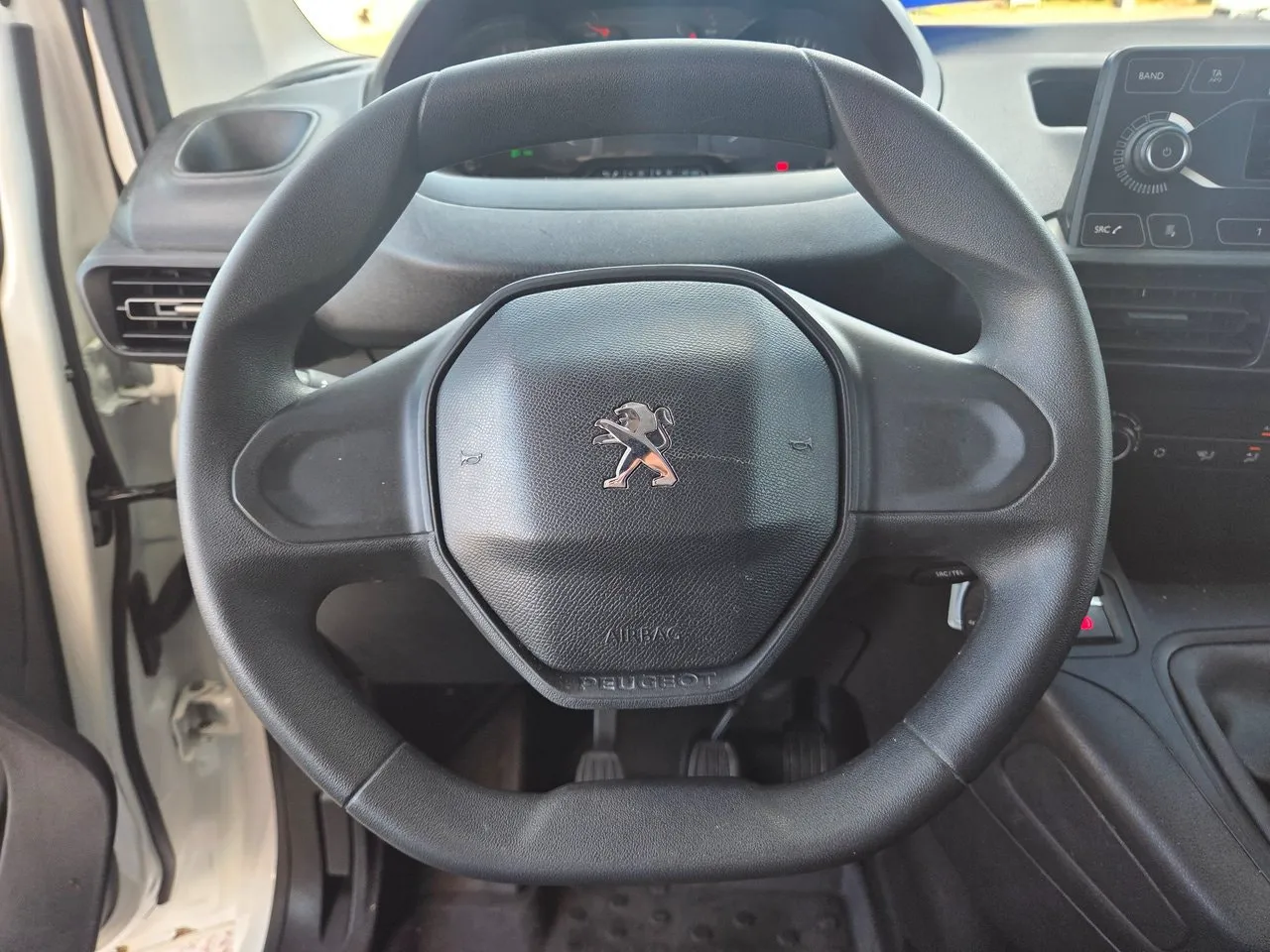 Vehicle image 18