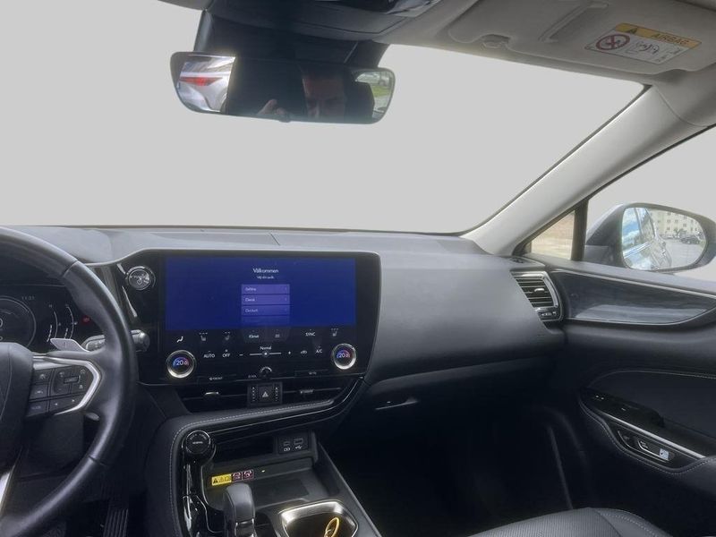 Lexus NX bild 9