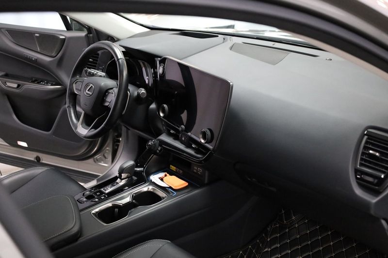 Lexus NX bild 17