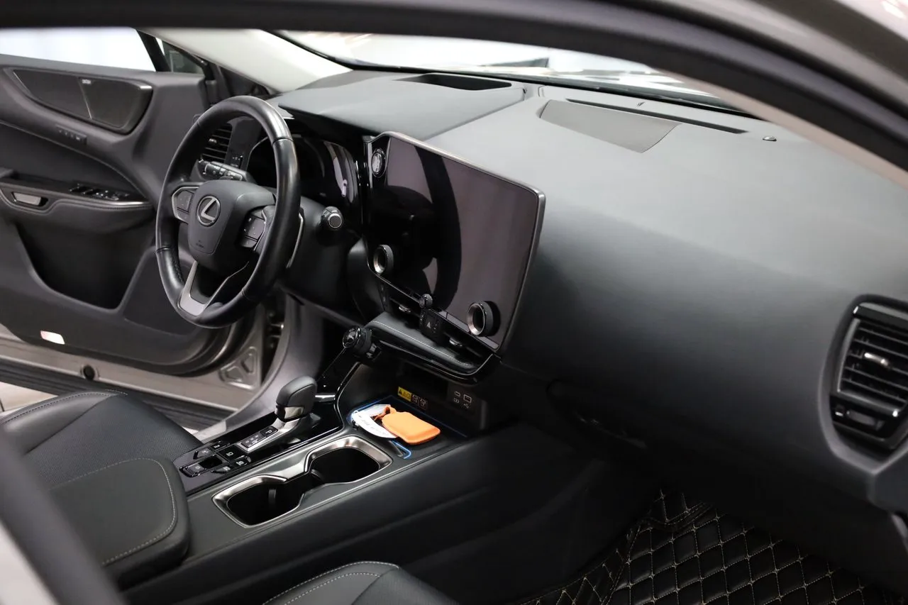 Vehicle image 16