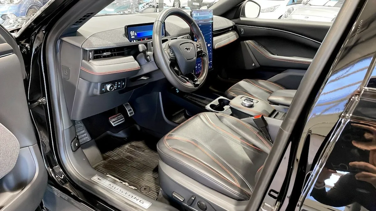 Vehicle image 14