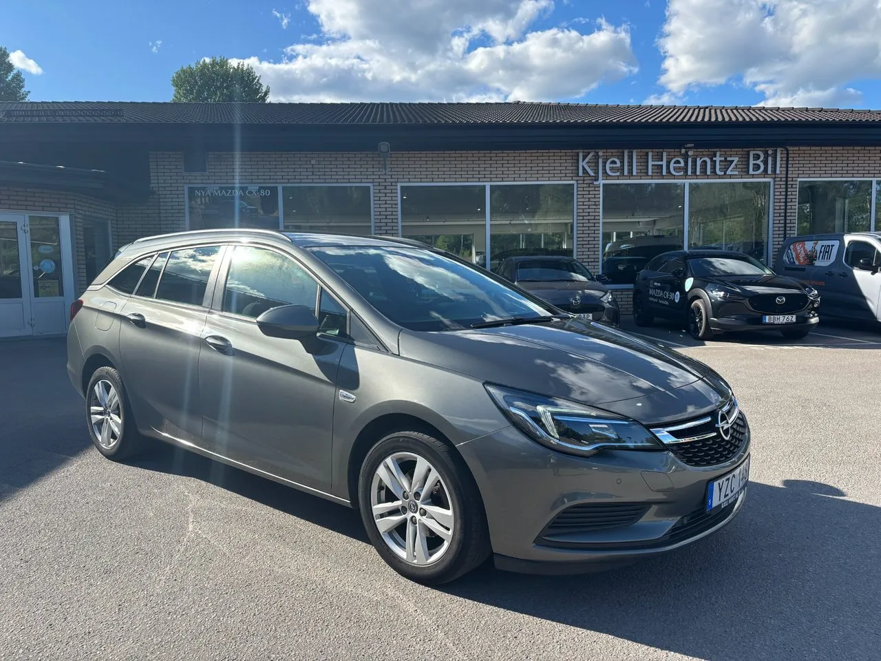 Vehicle image 6