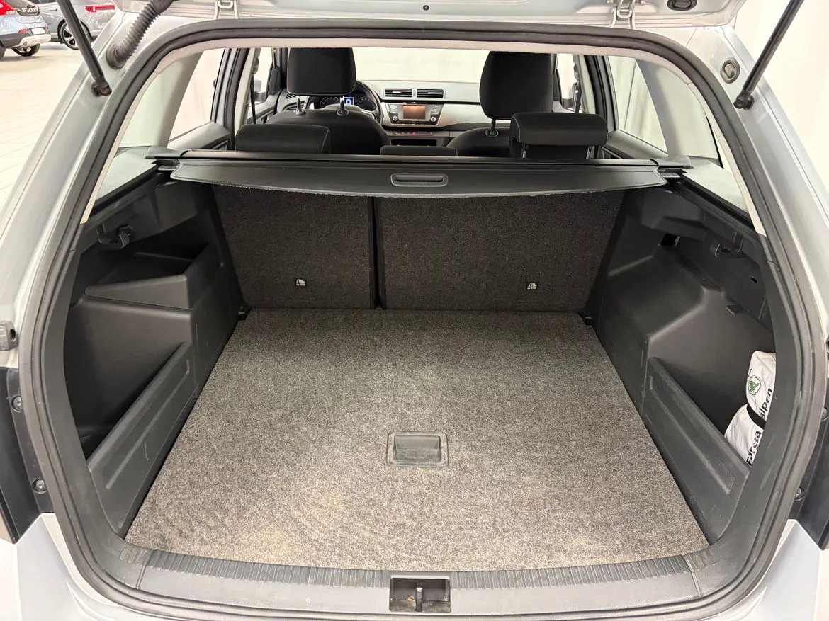 Vehicle image 16