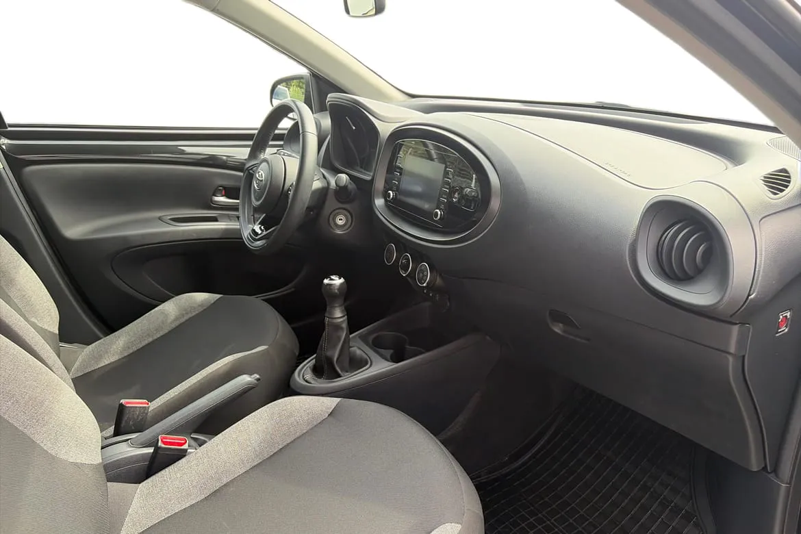 Vehicle image 5