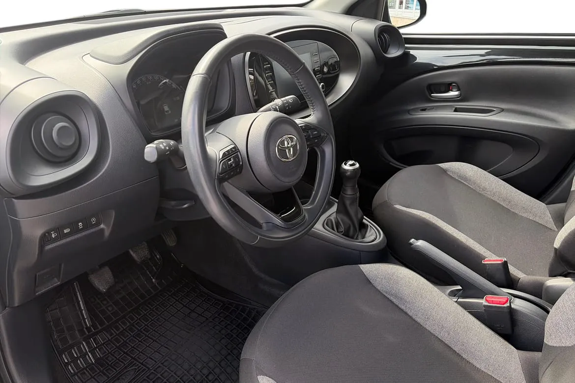 Vehicle image 10
