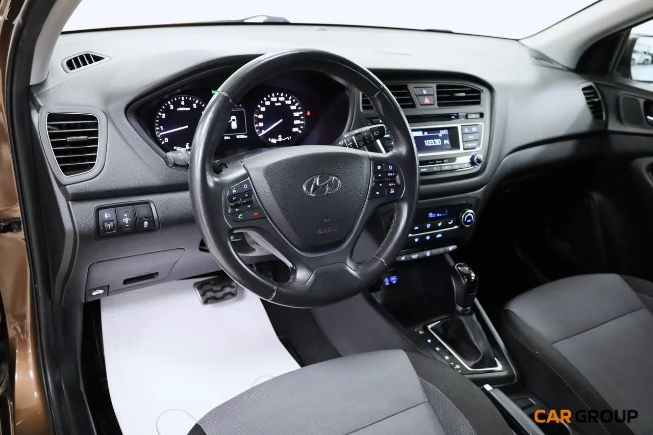 Vehicle image 10