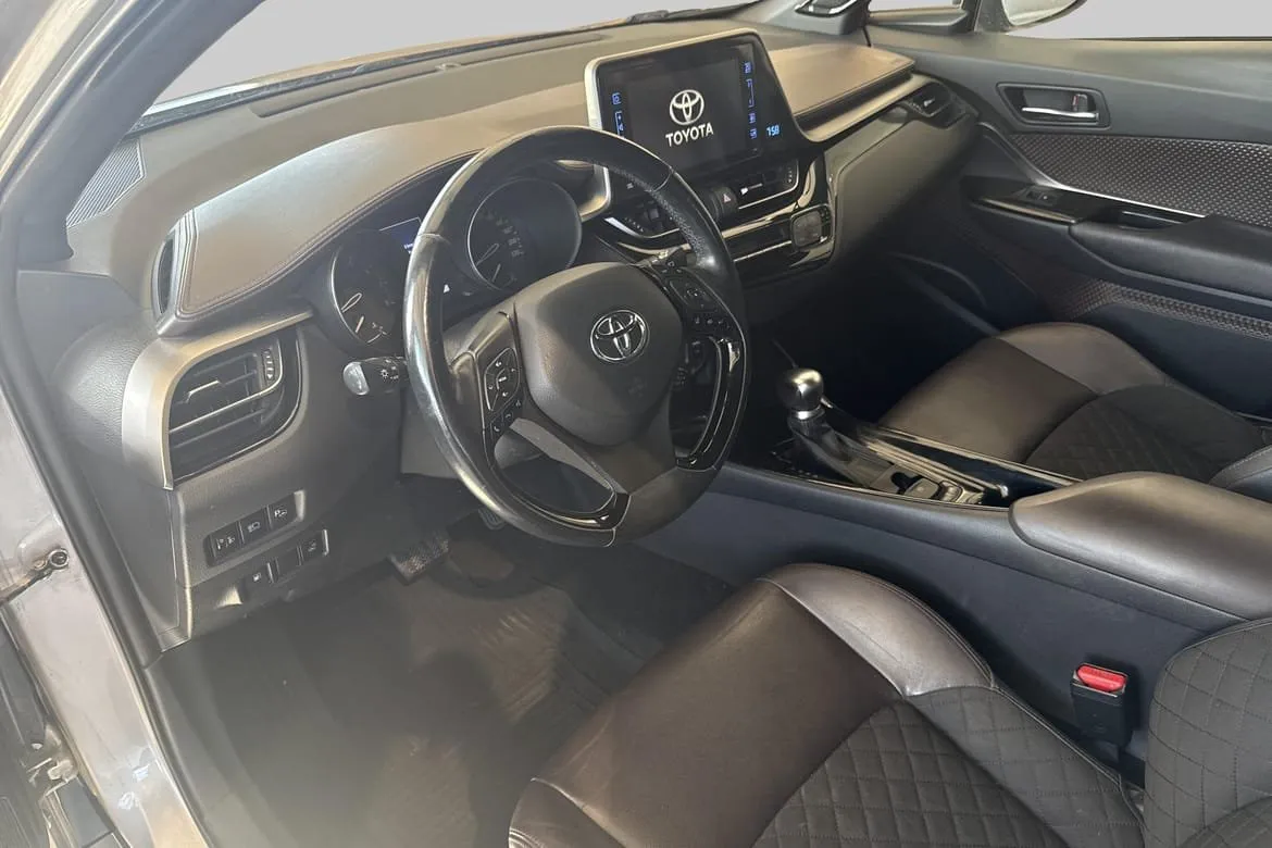 Vehicle image 5