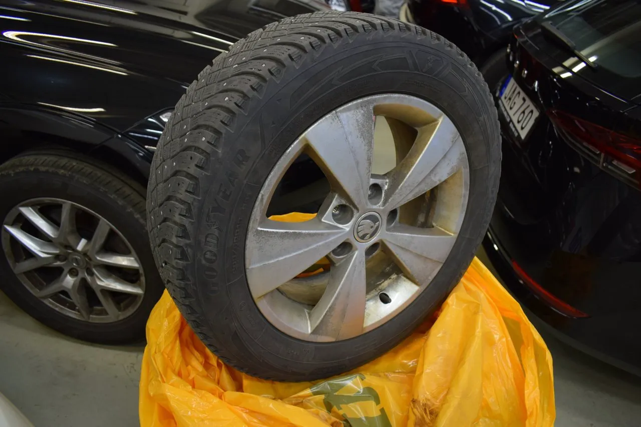 Vehicle image 18