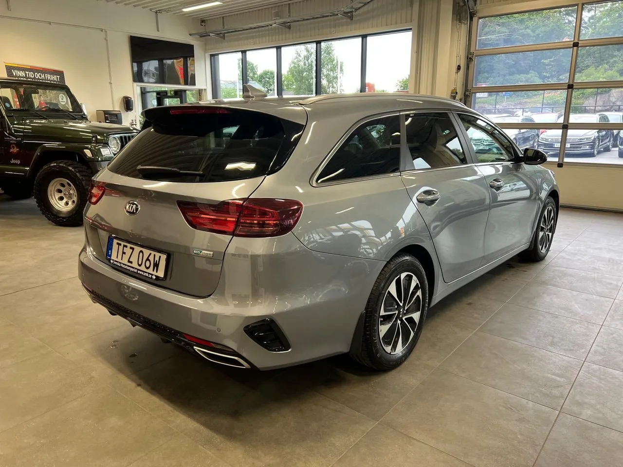 Vehicle image 4