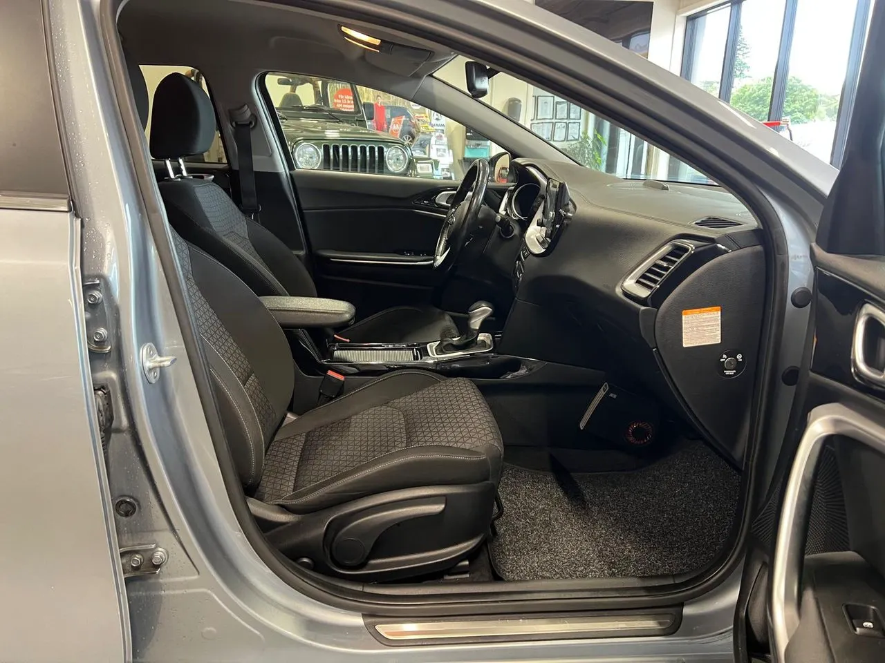 Vehicle image 10