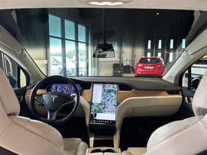 Tesla Model X bild 15