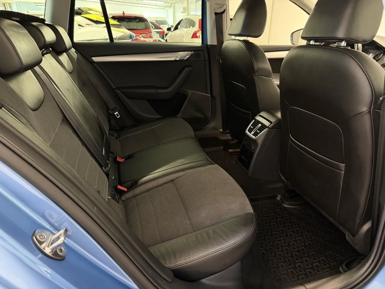 Vehicle image 15