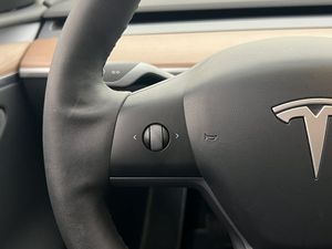 Tesla Model Y bild 28