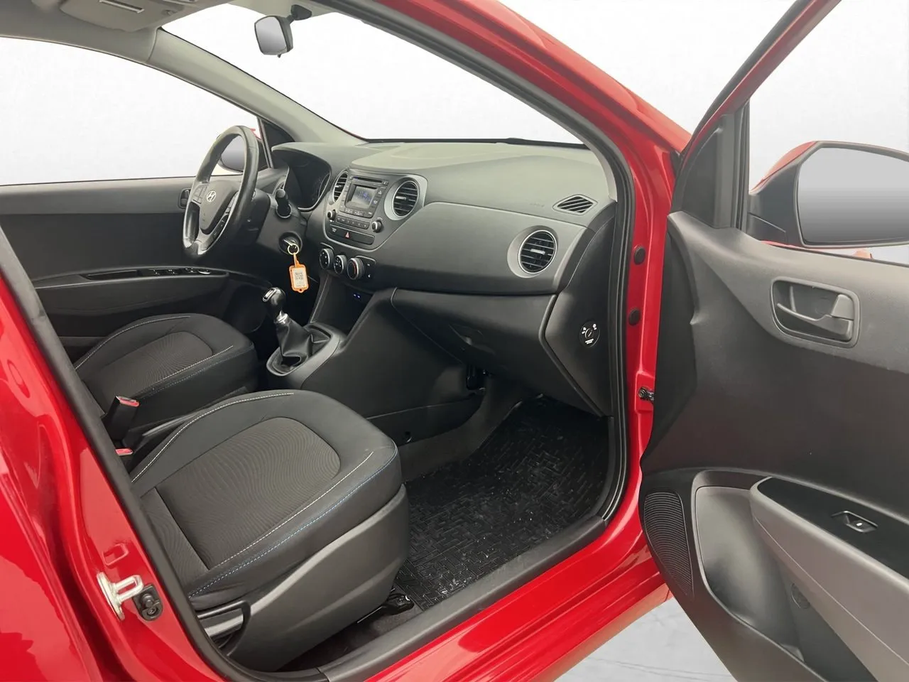 Vehicle image 16