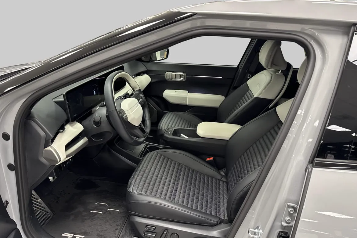 Vehicle image 25