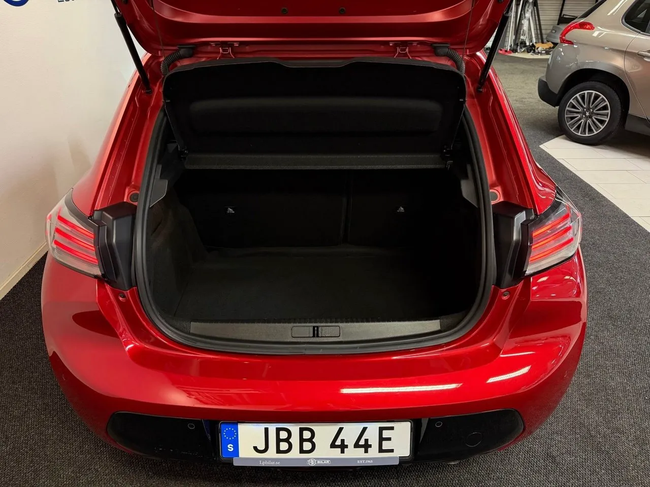 Vehicle image 18
