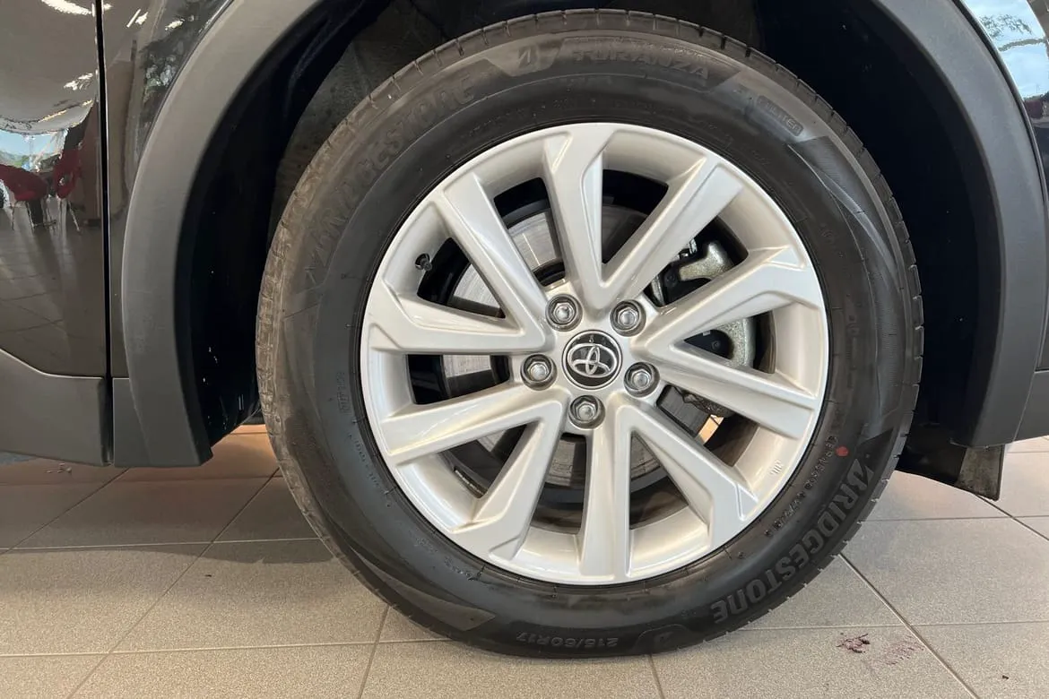 Vehicle image 16