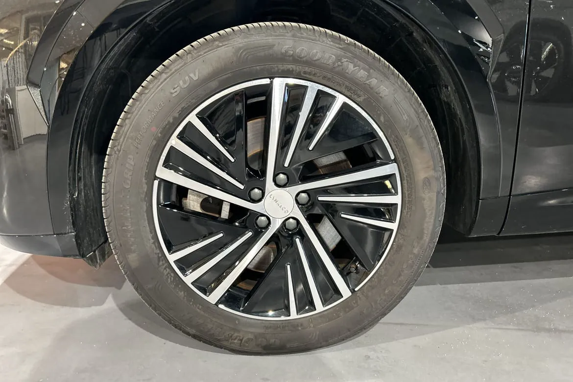 Vehicle image 10