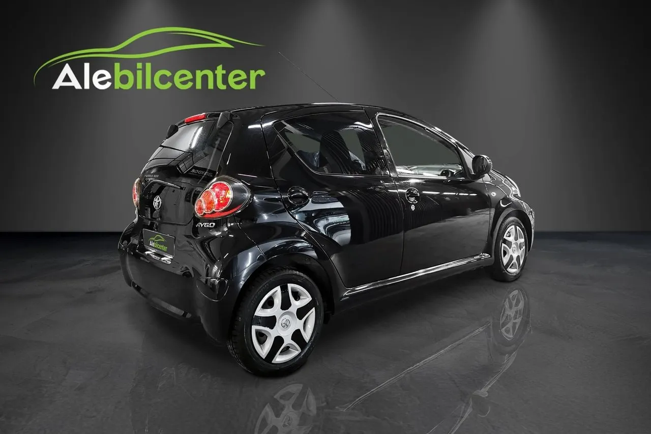 Vehicle image 4