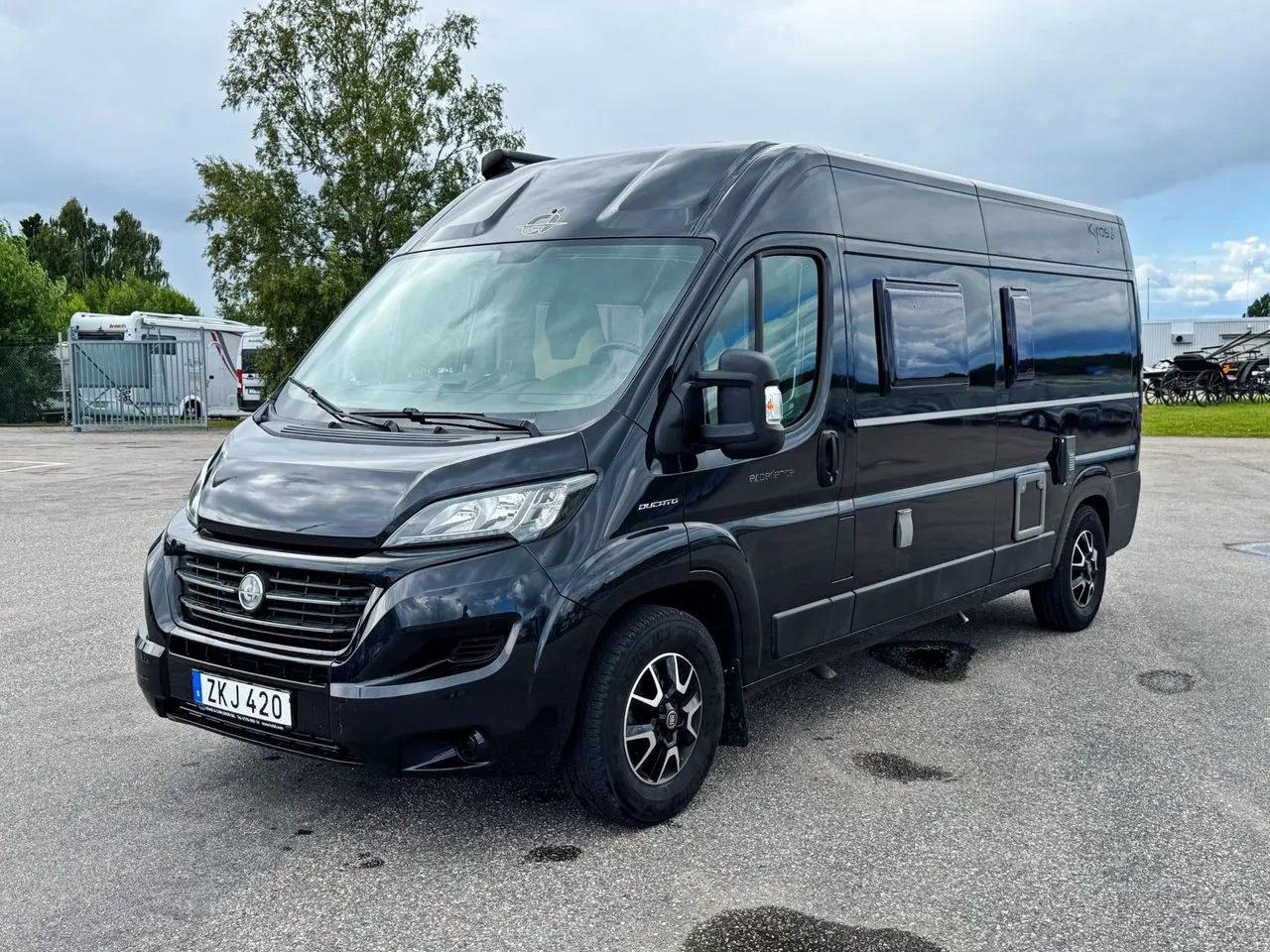 Vehicle image 16
