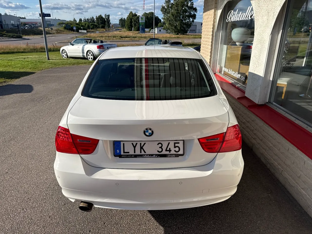 Vehicle image 15