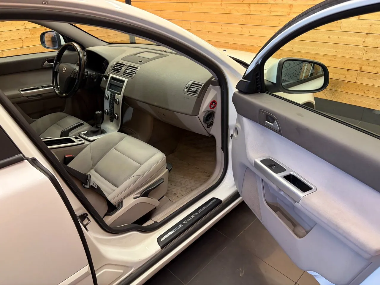 Vehicle image 14