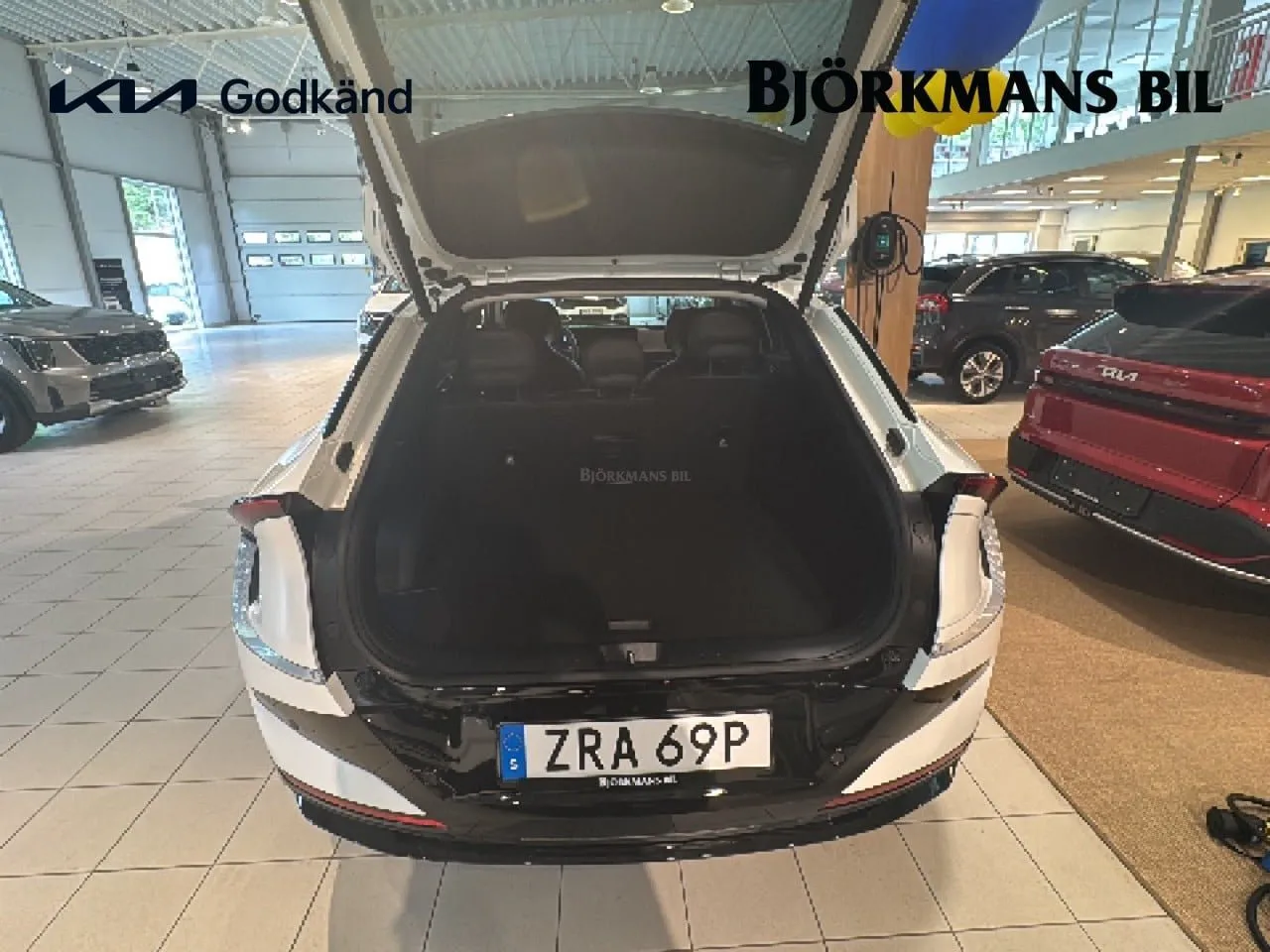 Vehicle image 13