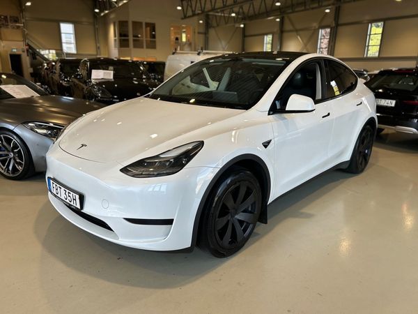 Tesla Model Y Standard Range RWD 299hk / Drag / Moms - 2024