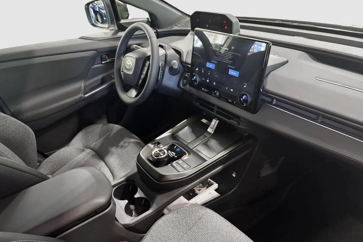 Vehicle image 6
