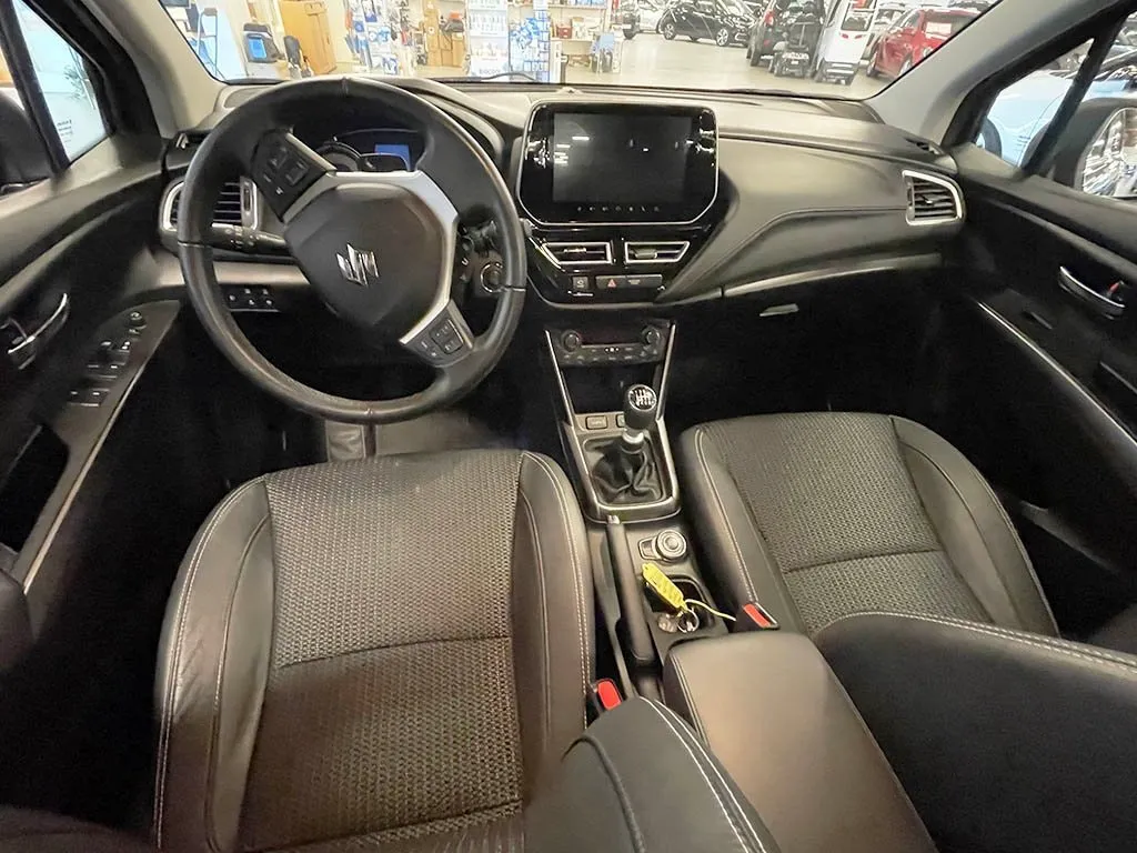 Vehicle image 4
