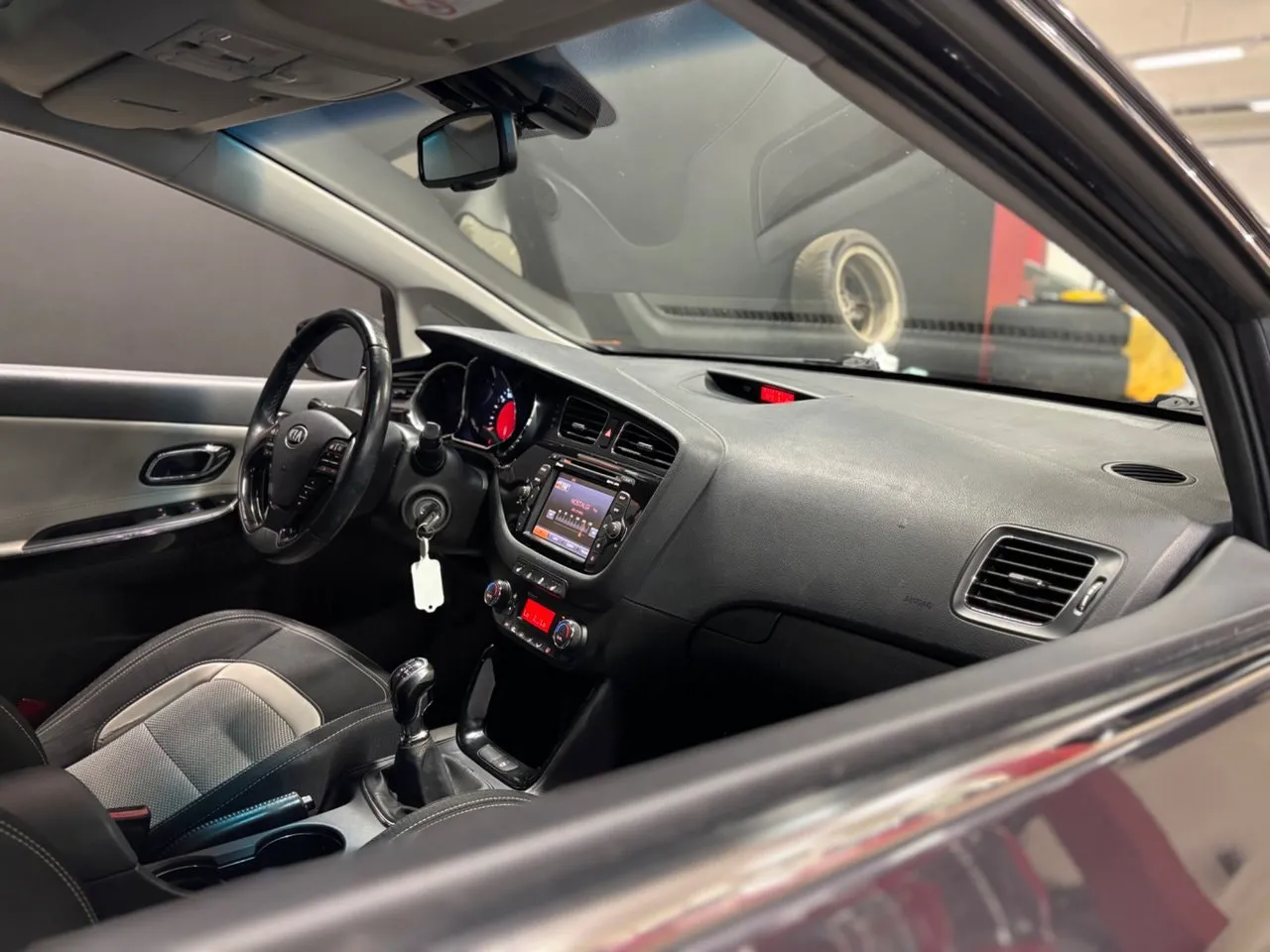 Vehicle image 16