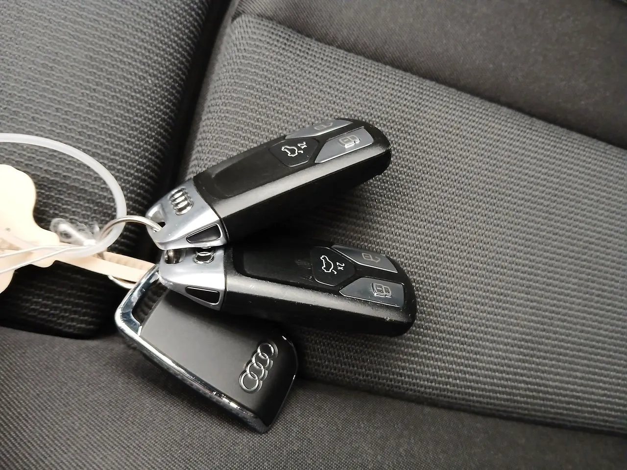 Vehicle image 28