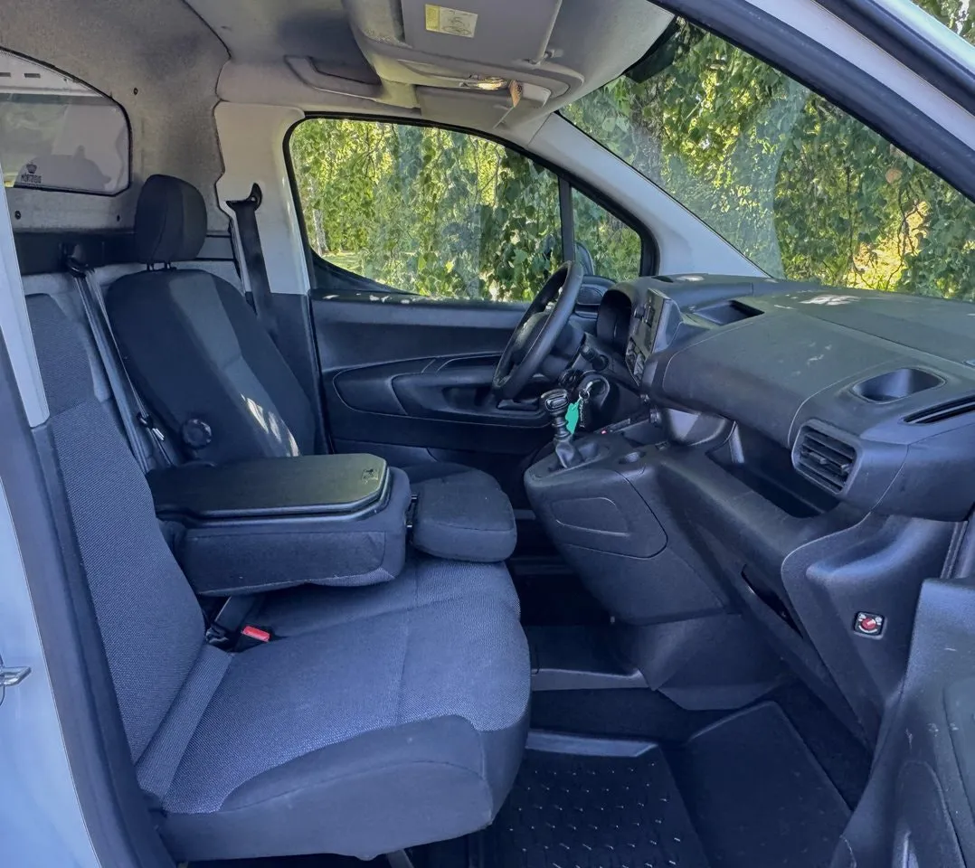 Vehicle image 16