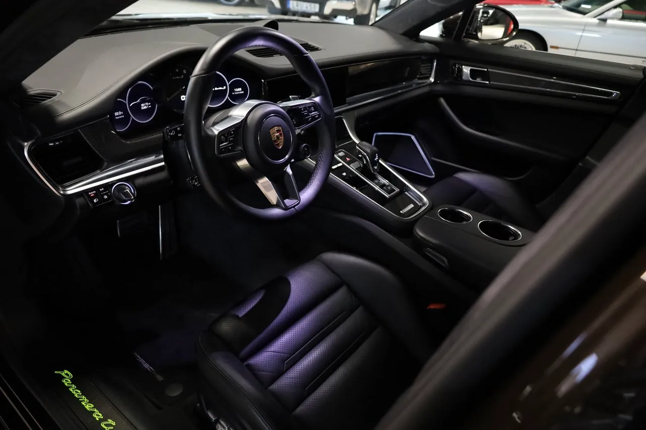 Vehicle image 10